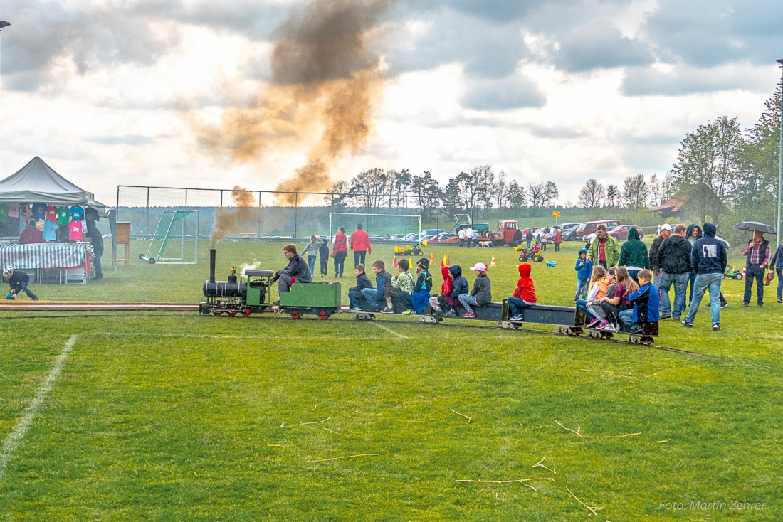 Foto: Martin Zehrer - Kinder-Action: Auch eine kleine Dampfeisenbahn war beim Bulldogtreffen in Kirchenpingarten vorhanden. Richtig mit Dampfkessel, Gleis, Lokführer und Anhängern auf denen si 