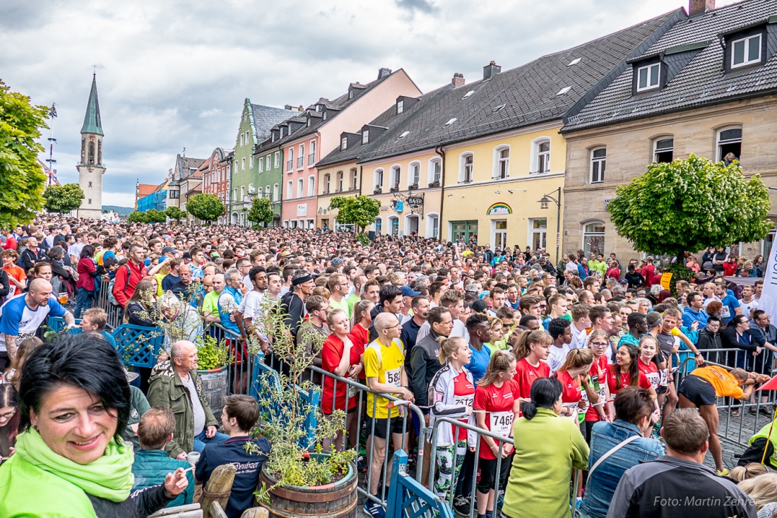 Foto: Martin Zehrer - Nofi-Lauf 2017: Start am Stadtplatz und Ziel beim Siemens... 5,9 Kilometer durch Kemnath und rund herum. Mehr als 8000 Teilnehmer fanden sich in Kemnath zusammen um die S 