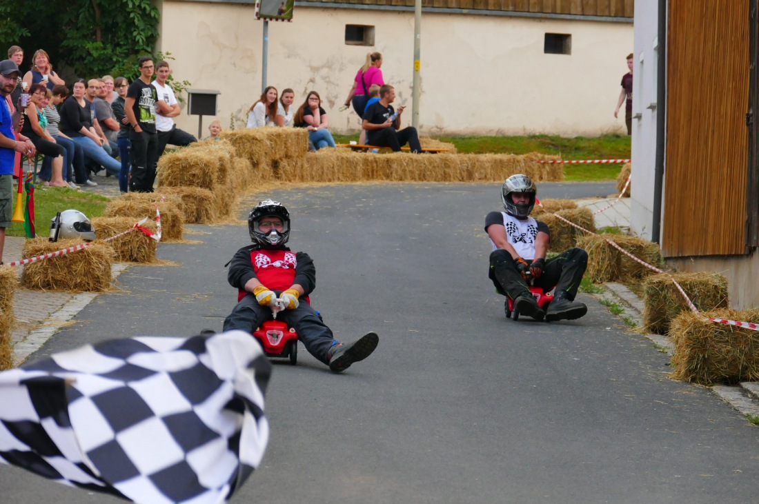 Foto: Martin Zehrer - Genial - Die legendären Bobbycar Meisterschaft in Preißach. <br />
"Den of Vice" veranstaltete heute das 3. Bobbycar-Rennen durch die Ortschaft Preißach. <br />
Zig Starter rasten  