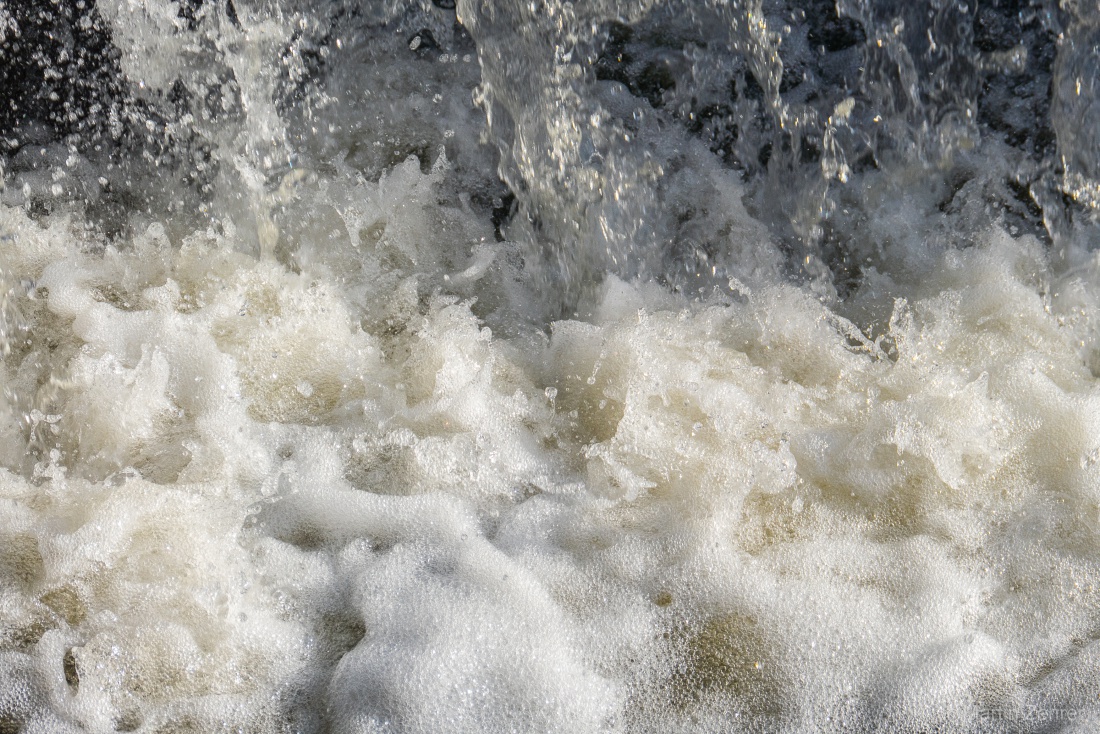 Foto: Martin Zehrer - Tosendes Wasser am kemnather Wehr, am Stadtweiher. 