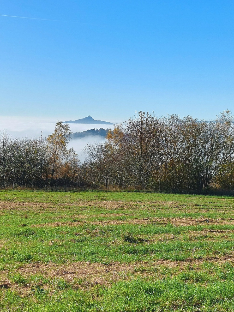 Foto: Martin Zehrer - Naturwunder der besonderen Art - von Godas aus gesehen:<br />
Das Kemnather Land liegt im Nebel, der Anzenstein und der Rauhe Kulm überragen das Nebelfeld. 