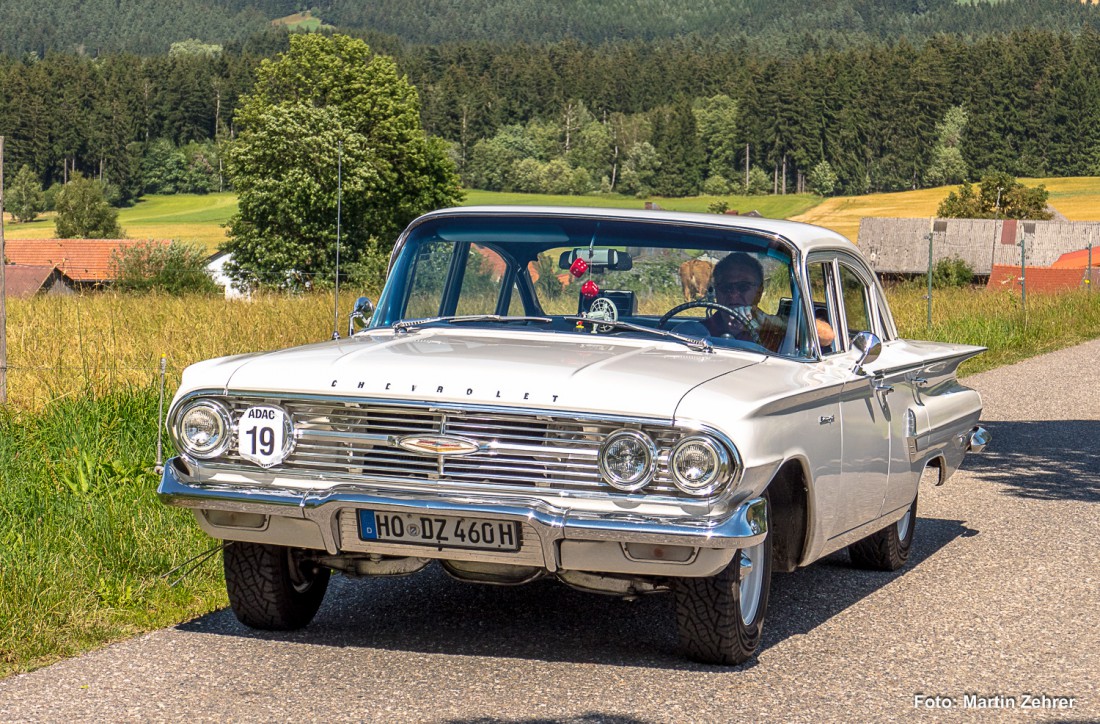 Foto: Martin Zehrer - Ein "kleiner" großer Chevrolet. Er ist mit seinem Fahrer unterwegs zum Armesberg hoch. Dort trafen sich die Wunsiedler Oldtimer zur Brotzeit. <br />
Unglaublich, aber dieser C 