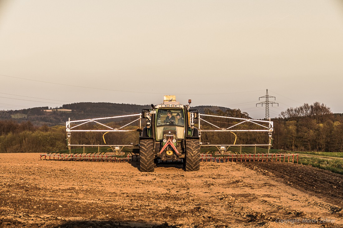 Foto: Martin Zehrer - Traktor (früher Bulldog) beim Acker bewirtschaften. Gülle ausbringen und einarbeiten zwischen Kemnath und Kulmain 