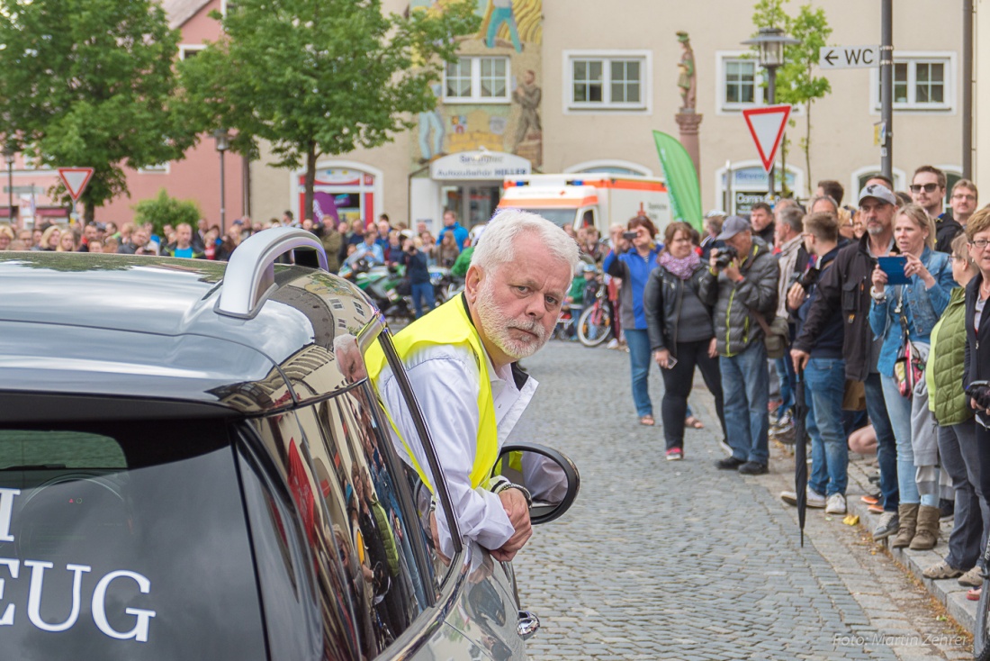 Foto: Martin Zehrer - Prüfender Blick vom Vorausfahrzeug aus... Noch zwei Minuten...<br />
<br />
Nofi-Lauf 2017: Start am Stadtplatz und Ziel beim Siemens... 5,9 Kilometer durch Kemnath und rund herum. 