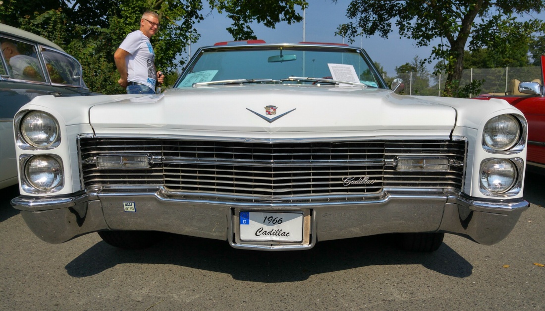 Foto: Martin Zehrer - DAS Gesicht eines Riesen!<br />
Diese Front gehört zu einem riesigen  Cadillac aus 1966, gesehen beim Oldtimertreffen in Kemnath. 