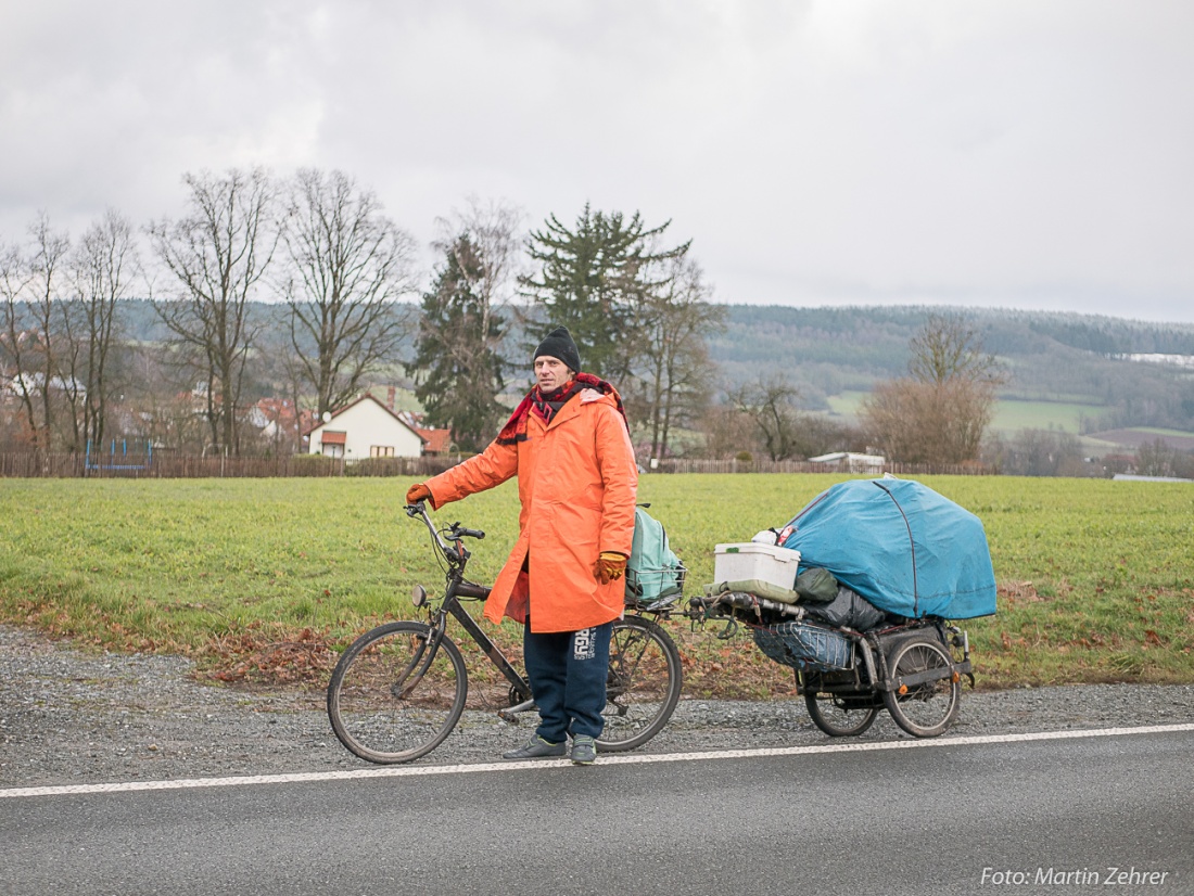 Foto: Martin Zehrer - Adventszeit: Michael unterwegs mit dem Fahrrad von weit her, über Bayreuth nach Nürnberg. Übernachten im Zelt bei Temperaturen unter Null... 