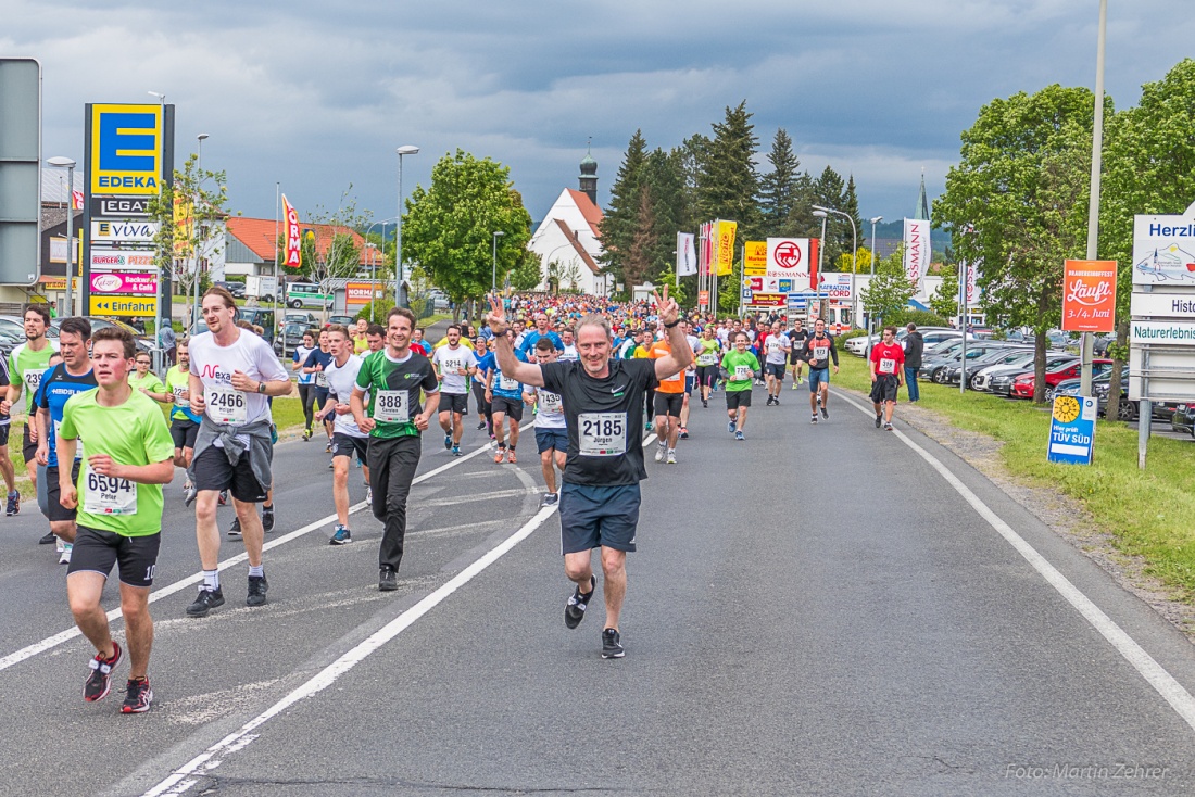 Foto: Martin Zehrer - Nofi-Lauf 2017: Start am Stadtplatz und Ziel beim Siemens... 5,9 Kilometer durch Kemnath und rund herum. Mehr als 8000 Teilnehmer fanden sich in Kemnath zusammen um die S 