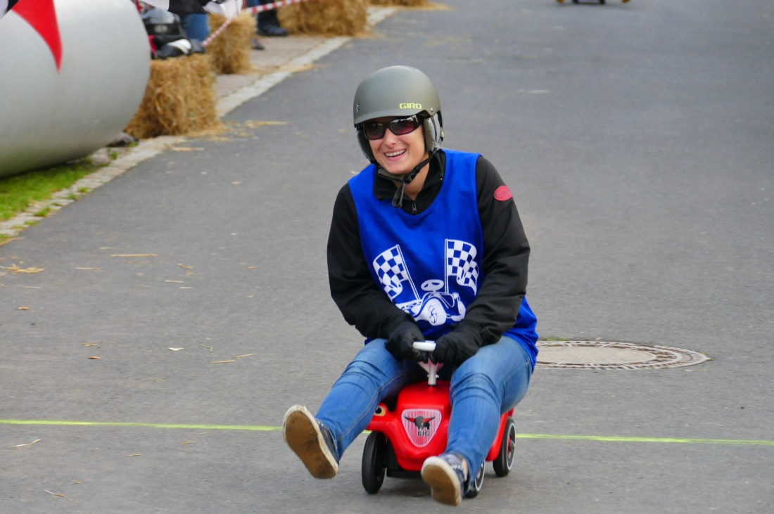 Foto: Martin Zehrer - Genial - Die legendären Bobbycar Meisterschaft in Preißach. <br />
"Den of Vice" veranstaltete heute das 3. Bobbycar-Rennen durch die Ortschaft Preißach. <br />
Zig Starter rasten  