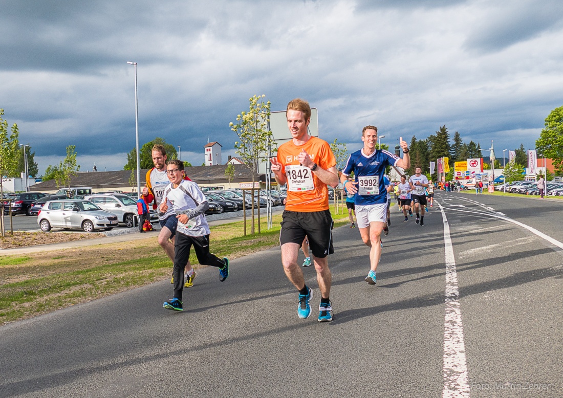 Foto: Martin Zehrer - Nofi-Lauf 2017: Start am Stadtplatz und Ziel beim Siemens... 5,9 Kilometer durch Kemnath und rund herum. Mehr als 8000 Teilnehmer fanden sich in Kemnath zusammen um die S 