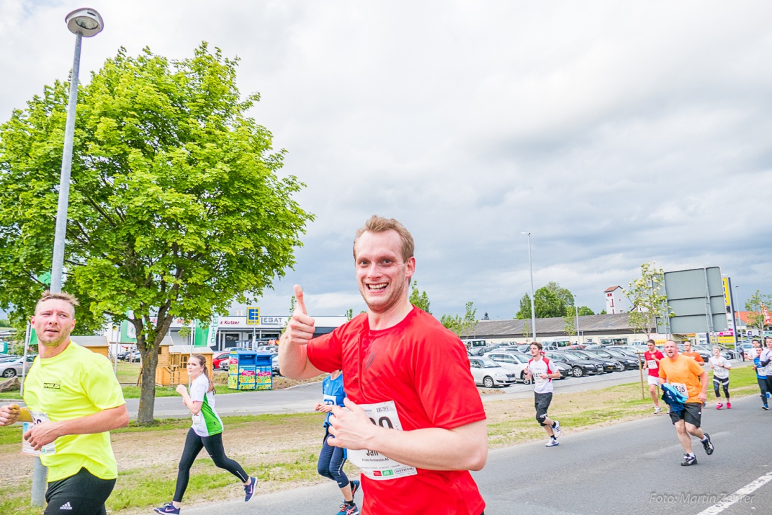 Foto: Martin Zehrer - Nofi-Lauf 2017: Start am Stadtplatz und Ziel beim Siemens... 5,9 Kilometer durch Kemnath und rund herum. Mehr als 8000 Teilnehmer fanden sich in Kemnath zusammen um die S 