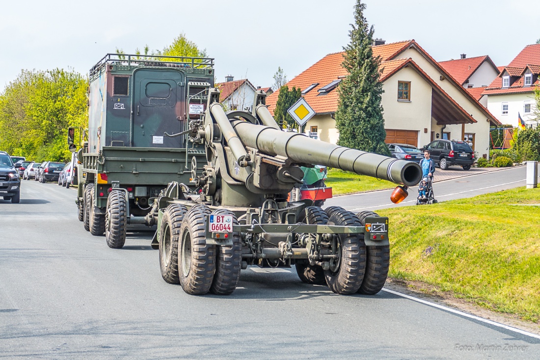 Foto: Martin Zehrer - Hammer!!! Gesehen auf dem Traktortreffen in Kirchenpingarten. Der Fahrer des LKW-Kanonen-Gespanns gab uns die Info, dass diese Kanone noch schussbereit ist. 