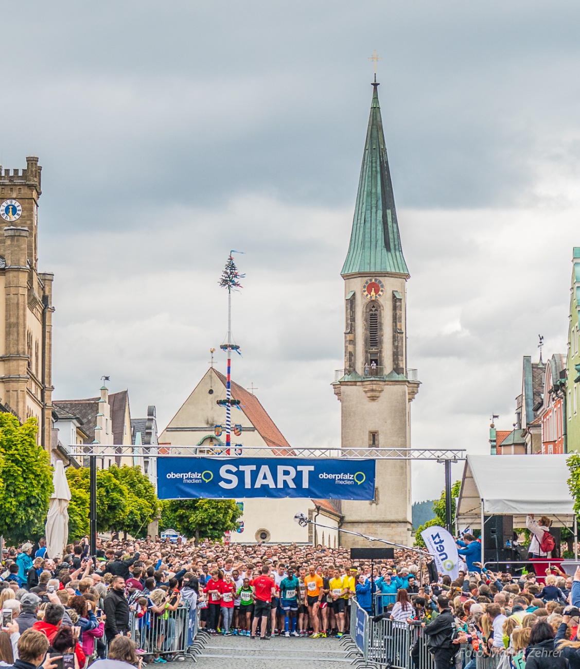 Foto: Martin Zehrer - Blick auf die Turmuhr!!! <br />
<br />
Nofi-Lauf 2017: Start am Stadtplatz und Ziel beim Siemens... 5,9 Kilometer durch Kemnath und rund herum. Mehr als 8000 Teilnehmer fanden sich 