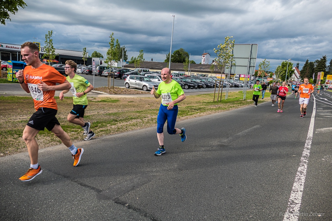 Foto: Martin Zehrer - Nofi-Lauf 2017: Start am Stadtplatz und Ziel beim Siemens... 5,9 Kilometer durch Kemnath und rund herum. Mehr als 8000 Teilnehmer fanden sich in Kemnath zusammen um die S 