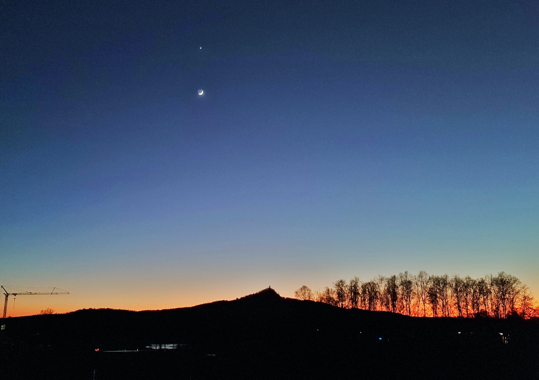 Foto: Jennifer Müller - Mond und Stern übern Rauhen Kulm. Ein traumhaft schönes Himmels-Bild. 