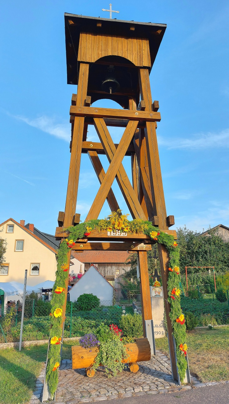 Foto: Martin Zehrer - 25 Jahre Glockenturm in Godas, am 1. September 2024 gefeiert...<br />
<br />
Es gab Kaffee und Kuchen, Gegrilltes vom Grill und natürlich Getränke.<br />
<br />
Auch eine Andacht wurde zur F 