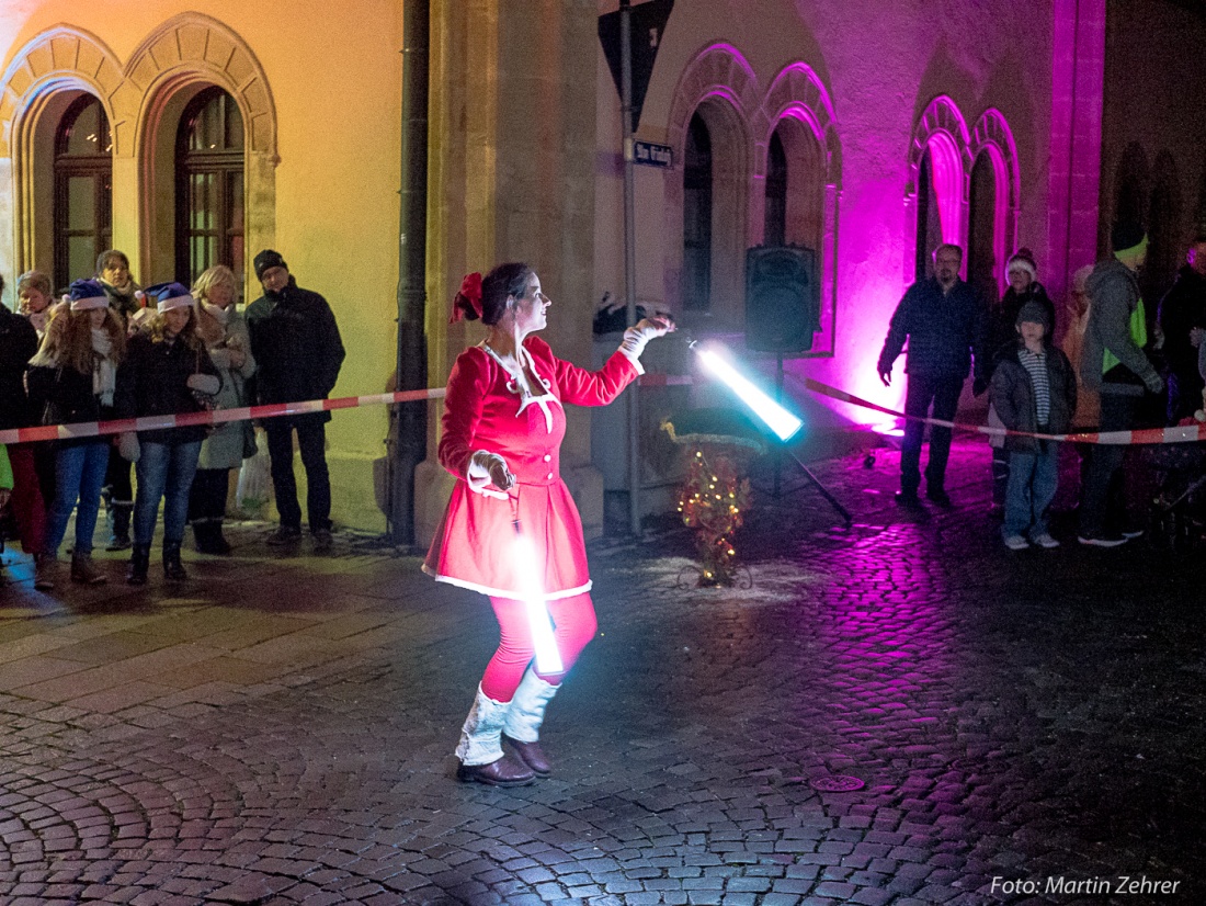 Foto: Martin Zehrer - Das Staunen der Menschen... Lady Firesmile zaubert mit Licht... Gesehen beim Candle-Light-Shopping 2017 in Kemnath  