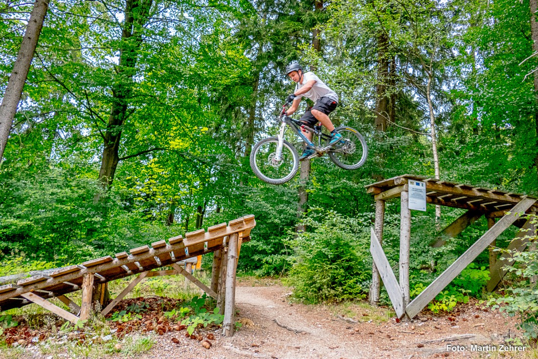 Foto: Martin Zehrer - Durch die Luft droppen - Fliegen durch die Luft am Ochsenkopf. 