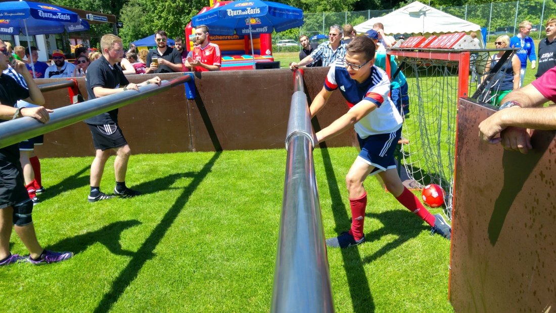 Foto: Martin Zehrer - Lebendkicker-Turnier in Neusorg... Schnelle Ballwechsel auf kurze Distanz! 