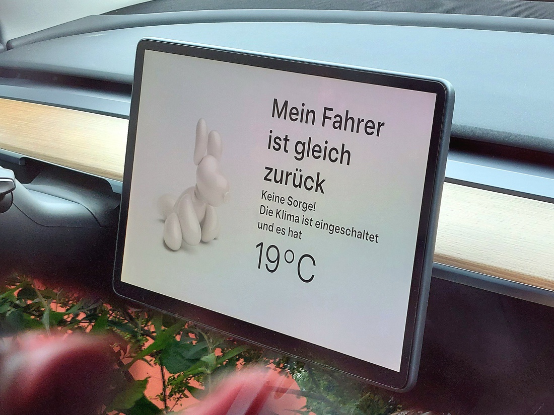 Foto: Martin Zehrer - Tesla Y, für Tiere im Fahrzeuginneren gibts die Klimaanlage und diese Meldung auf dem Display um Aussenstehende übers Wohlergehen der Vierbeiner zu informieren... 