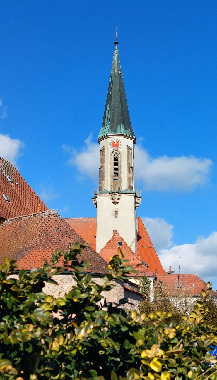 Foto: Martin Zehrer - Der Kirchturm der Kemnather Kirche an einem wunderschönen Februar-Tag... 