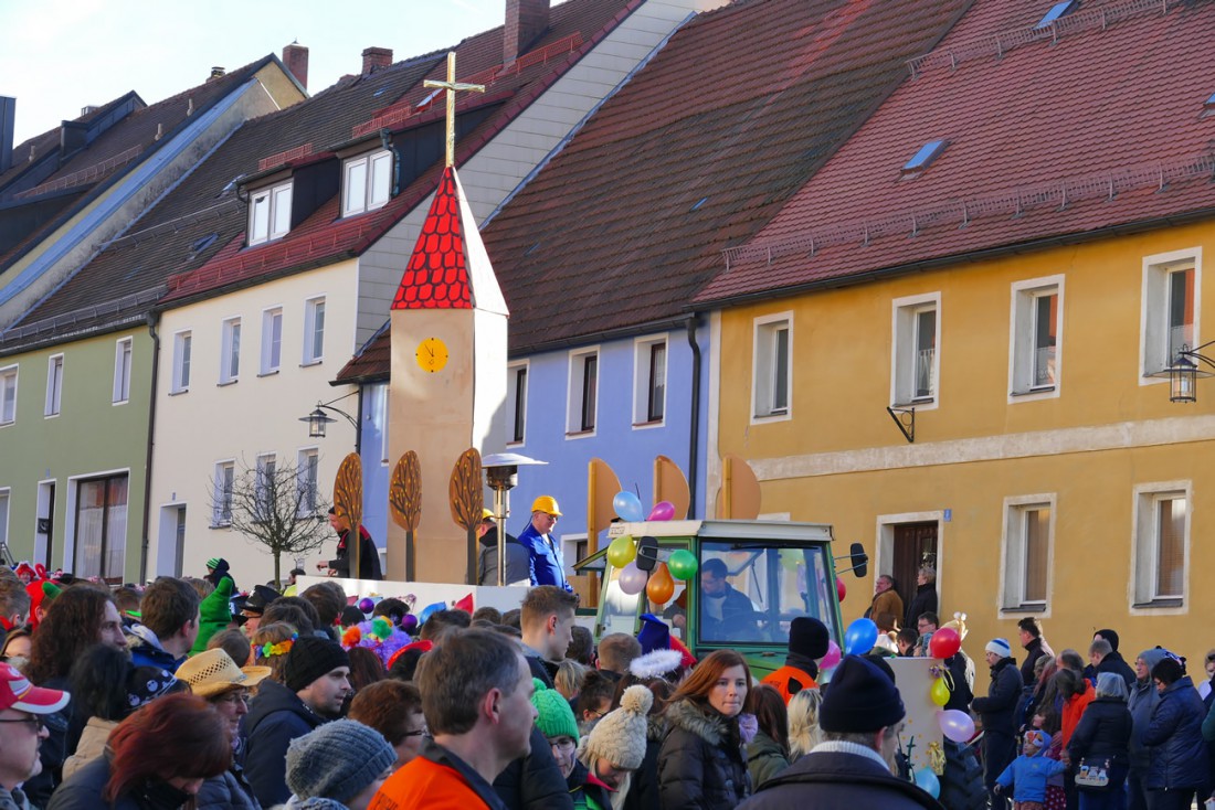 Foto: Martin Zehrer - Die Kirche...<br />
<br />
44. Faschingszug durch Waldeck am 7. Februar 2016!<br />
<br />
Tanzen, lachen und Gaudi machen ;-)<br />
<br />
Viele Gaudiwagen und unzählige Besucher trafen in Waldeck au 