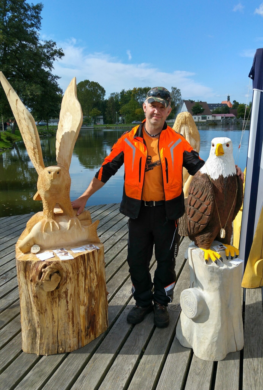 Foto: Martin Zehrer - Holz-Kunst am Stadtweiher, gesehen bei der Eröffnung Erlebniswochen Fisch  