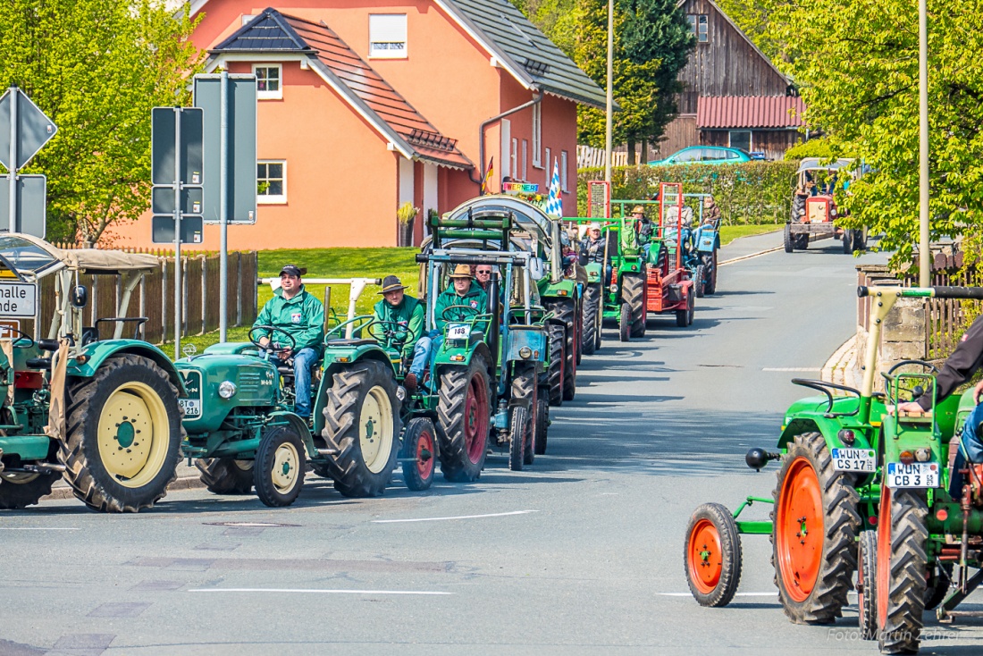 Foto: Martin Zehrer - Die Anreise: Warten vor der Einfahrt zum Bulldogtreffen. Die Traktoren standen durch die ganze Ortschaft Kirchenpingarten an. Im Vordergrund sind mehrere MAN - Traktoren  