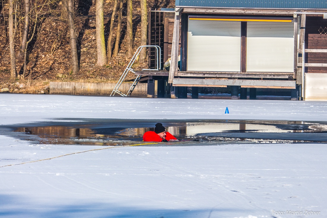 Foto: Martin Zehrer - Saugefährlich!!! <br />
<br />
Mitten im Rußweiher bei Eschenbach ist trotz der tiefen Minus-Temperaturen der letzten Tage das Eis so gefährlich dünn geworden, dass darüber laufend 