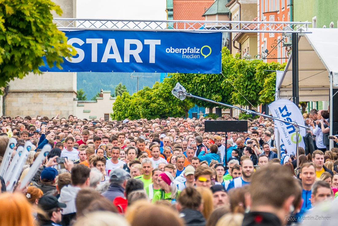 Foto: Martin Zehrer - Die Menge setzt sich in Bewegung...<br />
<br />
Nofi-Lauf 2017: Start am Stadtplatz und Ziel beim Siemens... 5,9 Kilometer durch Kemnath und rund herum. Mehr als 8000 Teilnehmer f 