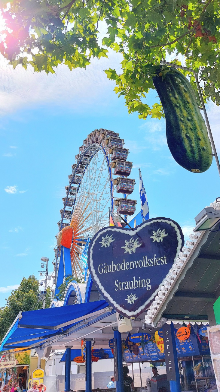 Foto: Martin Zehrer - Am Gurken-Stand auf dem Gäubodenfest in Straubing. <br />
Im Hintergrund das Riesenrad... 