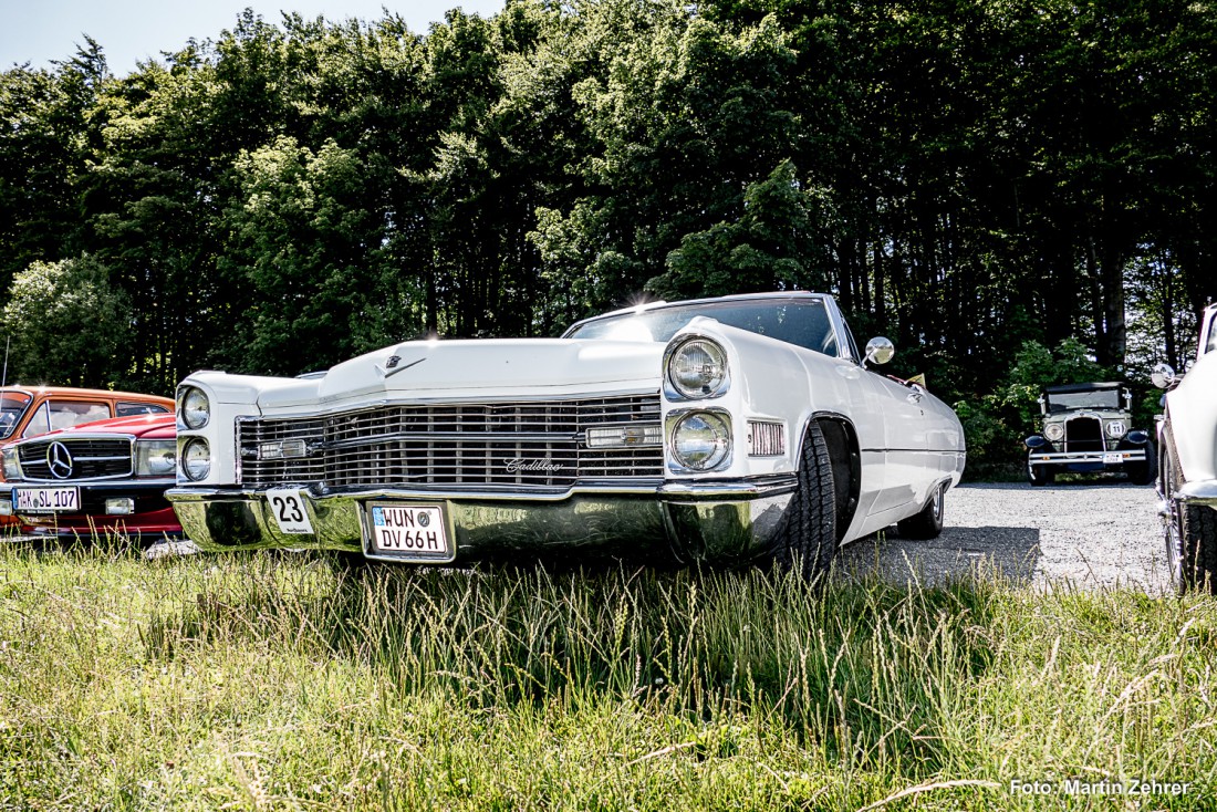 Foto: Martin Zehrer - Cadillacs Gesicht - Gesehen auf dem Armesberg. Die Teilnehmer des Oltimertreffens Wunsiedel machten hier am Mesnerhaus Rast. 