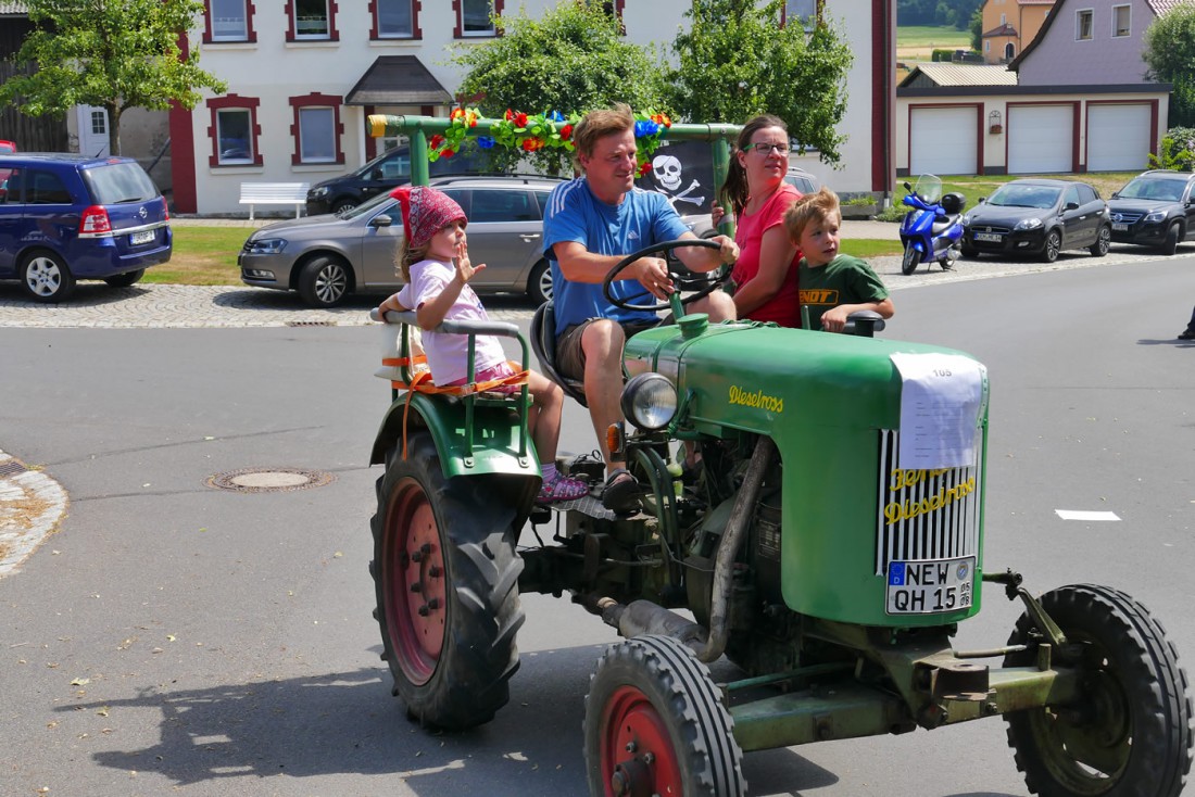 Foto: Martin Zehrer - Fahrtwind in den Haaren. Mit dem Fendt durch Oberwappenöst. Bulldogtreffen 2015 der FFW Oberwappenöst. 