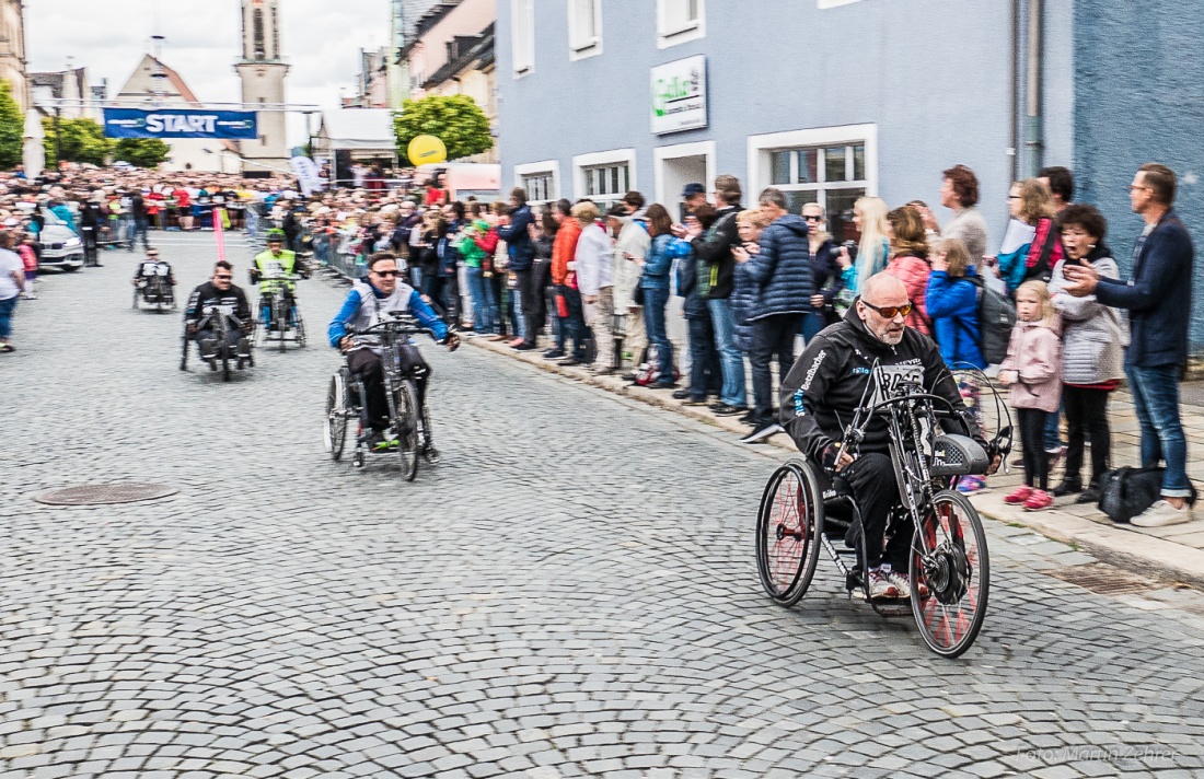 Foto: Martin Zehrer - Mit Speed an den jubelnden Zuschauern vorbei!<br />
<br />
Nofi-Lauf 2017: Start am Stadtplatz und Ziel beim Siemens... 5,9 Kilometer durch Kemnath und rund herum. Mehr als 8000 Te 