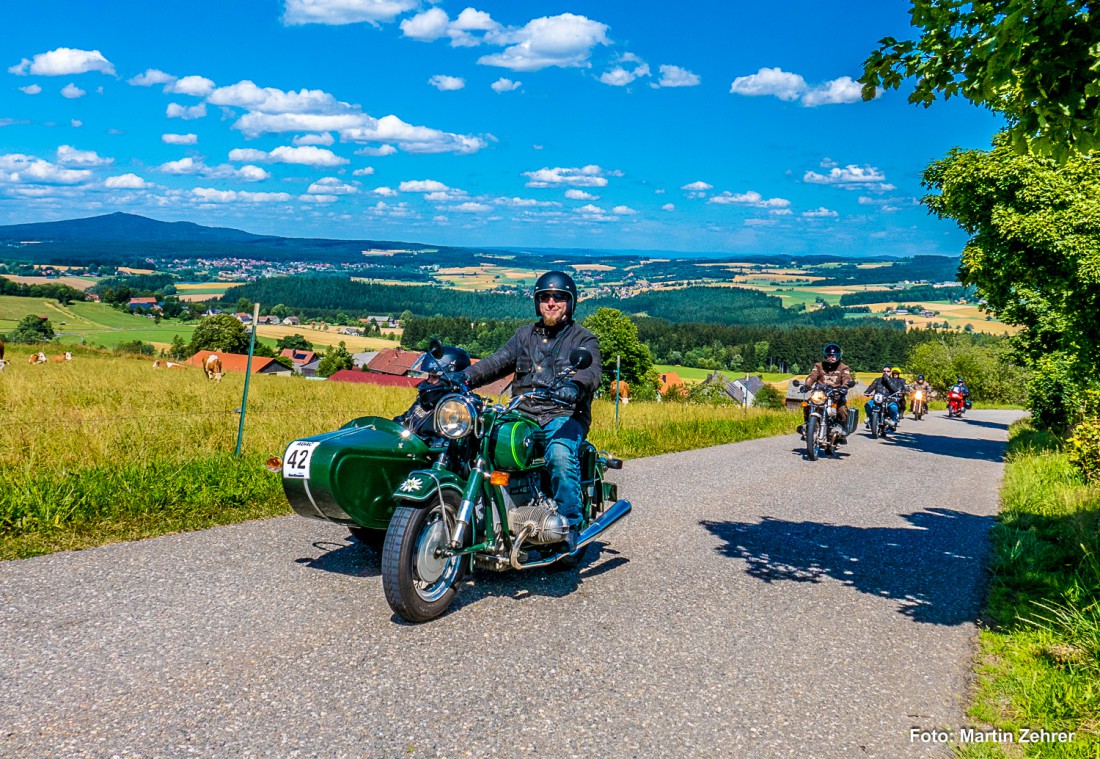 Foto: Martin Zehrer - Ein BMW-Gespann, ein zufrieden-lustiger Fahrer, eine unbeschreibliche Aussicht und gleich eine gute Brotzeit... Die Oldtimer des Oldtimertreffens Wunsiedel treffen auf de 