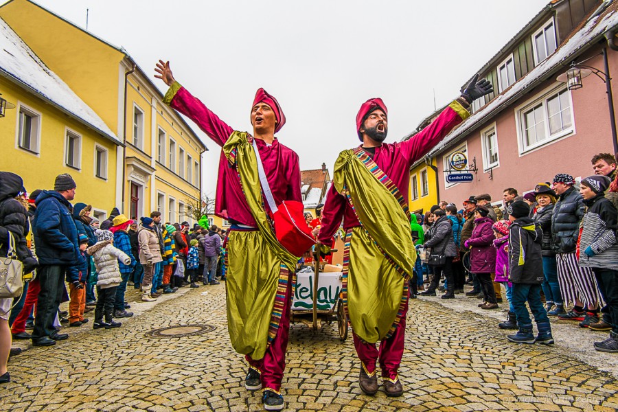 Foto: Martin Zehrer - Faschingszug durch Waldeck. Am Sonntag, den 15.2.2015 war es wieder so weit. Ein langer Zug<br />
mit zig Gaudiwagen und Hunderten Narren zog durch den Waldecker Markt. Mit vi 