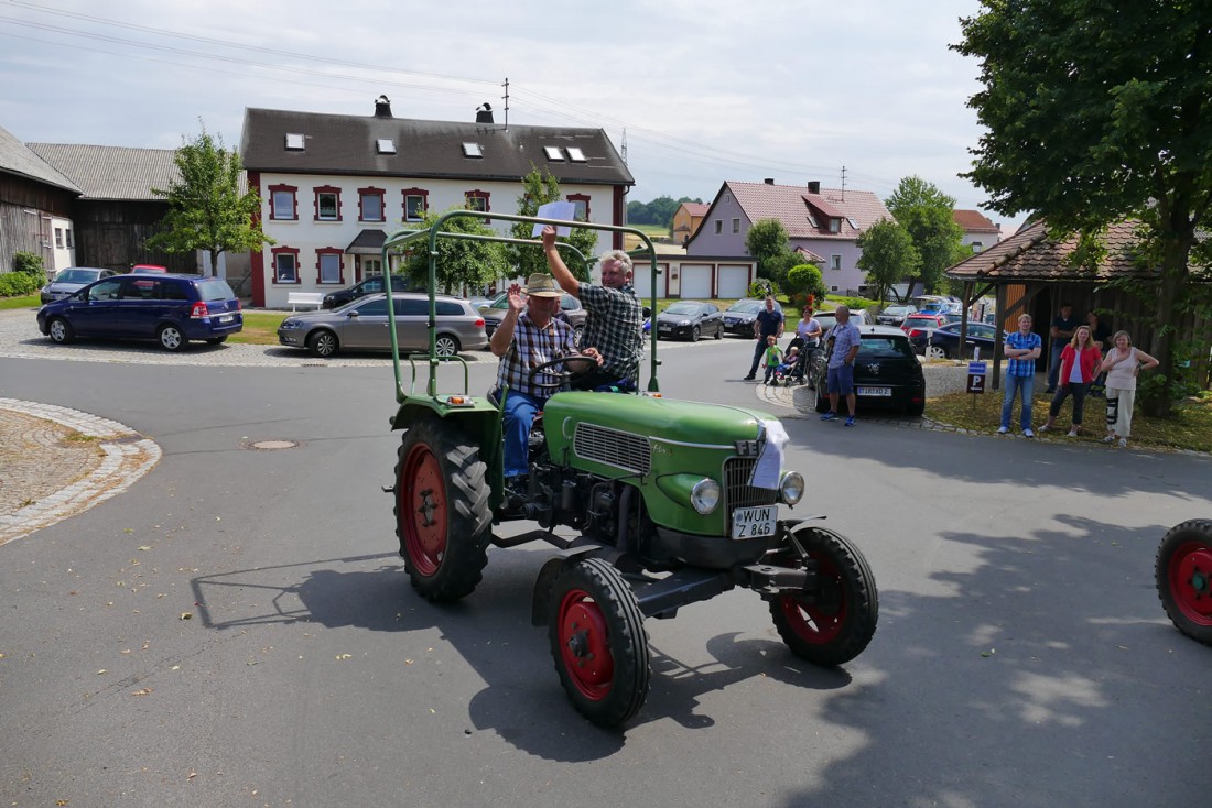 Foto: Martin Zehrer - Zuwinken mitten in Oberwappenöst... Ausfahrt der Oldtimer. 