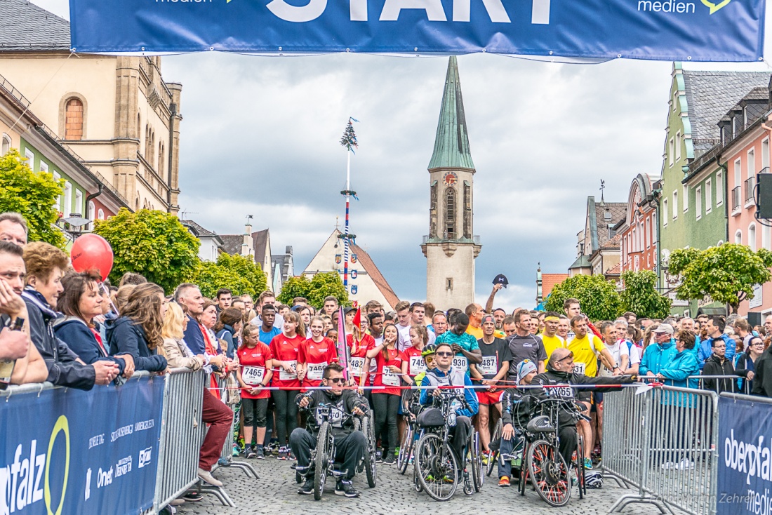 Foto: Martin Zehrer - Nofi-Lauf 2017: Start am Stadtplatz und Ziel beim Siemens... 5,9 Kilometer durch Kemnath und rund herum. Mehr als 8000 Teilnehmer fanden sich in Kemnath zusammen um die S 