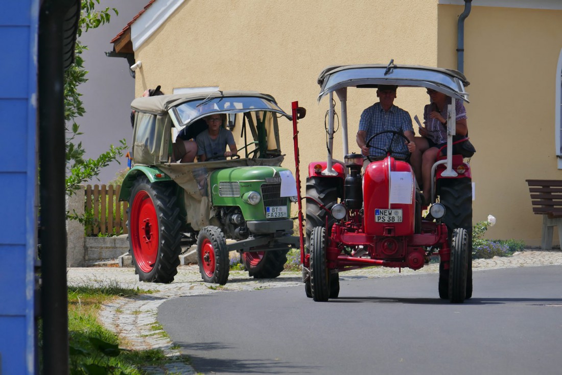 Foto: Martin Zehrer - Porsche und Fendt kommen von der Bulldog-Rundfahrt in Oberwappenöst zurück. 