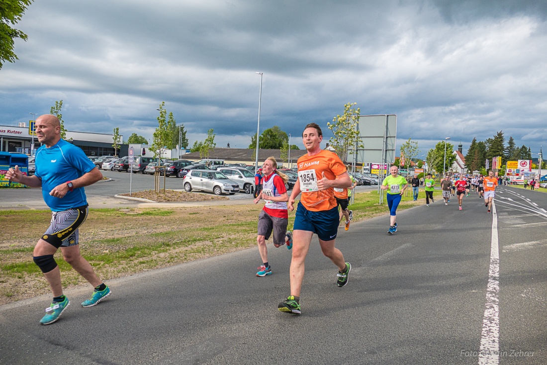 Foto: Martin Zehrer - Nofi-Lauf 2017: Start am Stadtplatz und Ziel beim Siemens... 5,9 Kilometer durch Kemnath und rund herum. Mehr als 8000 Teilnehmer fanden sich in Kemnath zusammen um die S 