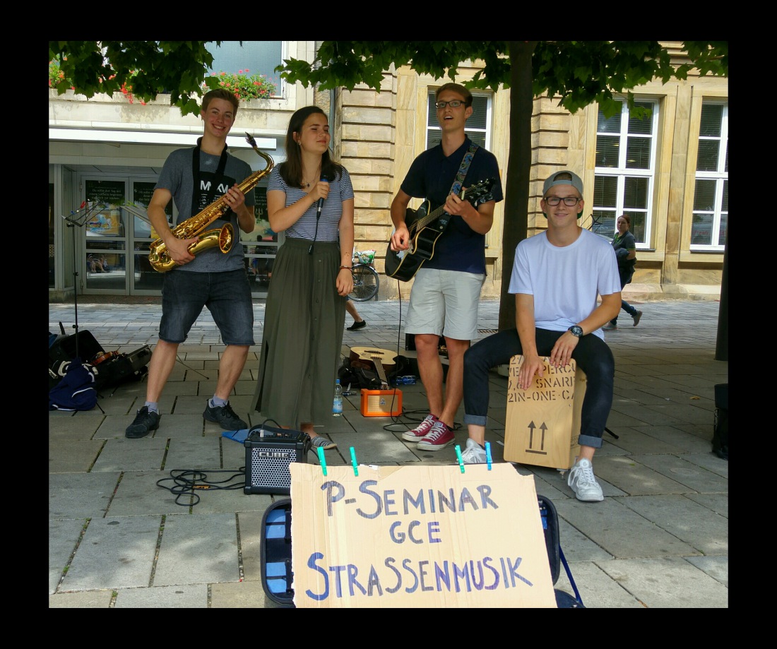 Foto: Martin Zehrer - Straßenmusiker-Schüler in der bayreuther Fußgängerzone. Im Praxisseminar ihrer Schule wurden die jungen Musiker mit dem Projekt Straßenmusik beauftragt.<br />
Straßenmusik in  