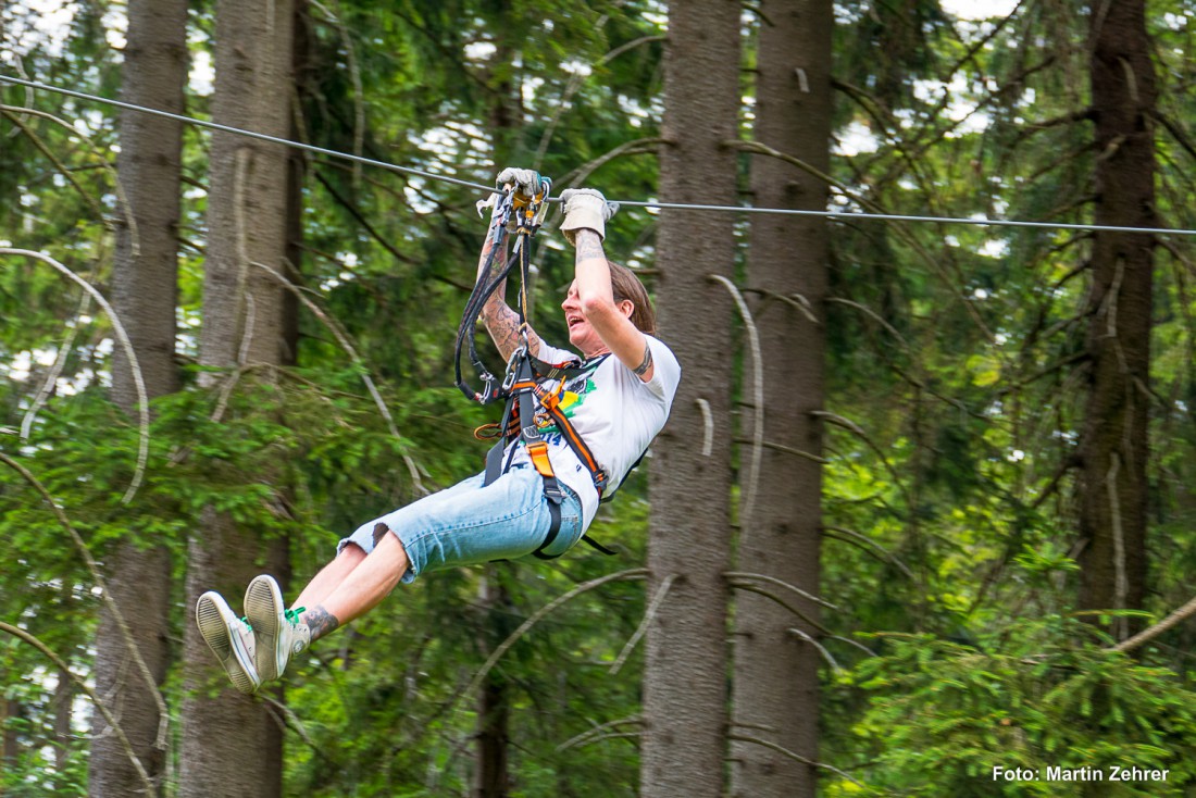 Foto: Martin Zehrer - Gerald zippt von Baum zu Baum. Er hat sichtlich Fun... 