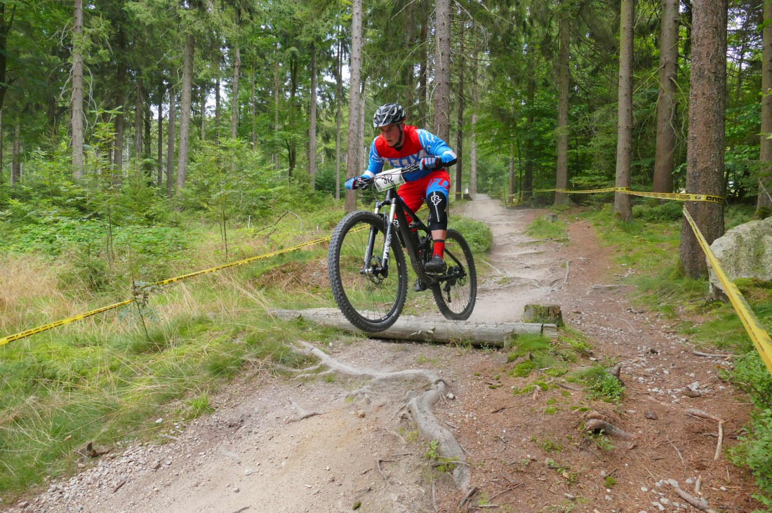 Foto: Martin Zehrer - Den Ochsenkopf hinunter rasen ;-)<br />
<br />
Heute ist Training und Startplatz-Rausfahren für morgen. Dieser Lauf zählt zur Enduro one Serie und wird auf der Downhillstrecke am O 