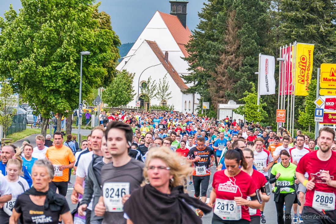 Foto: Martin Zehrer - Nofi-Lauf 2017: Start am Stadtplatz und Ziel beim Siemens... 5,9 Kilometer durch Kemnath und rund herum. Mehr als 8000 Teilnehmer fanden sich in Kemnath zusammen um die S 