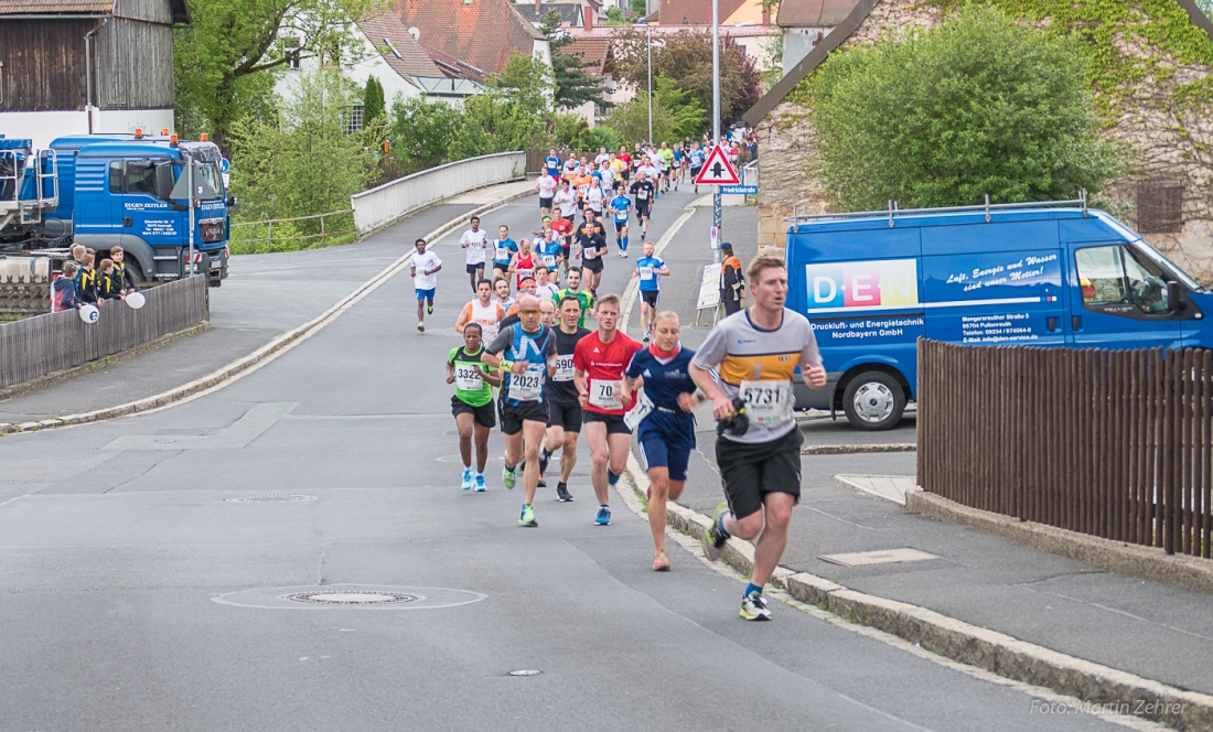 Foto: Martin Zehrer - Den Anstieg des sogenannten Mühlbergerls hoch... <br />
Nofi-Lauf 2017: Start am Stadtplatz und Ziel beim Siemens... 5,9 Kilometer durch Kemnath und rund herum. Mehr als 8000  