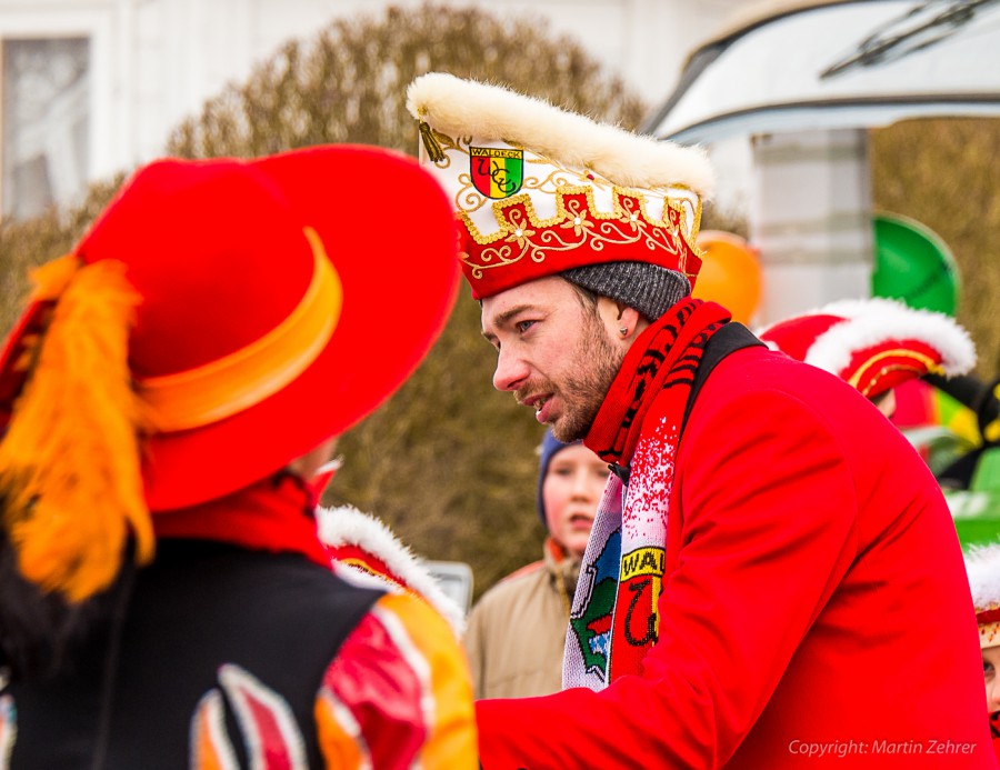 Foto: Martin Zehrer - Letzte Instruktionen vom Klaus - Faschingszug durch Waldeck. Am Sonntag, den 15.2.2015 war es wieder so weit. Ein langer Zug<br />
mit zig Gaudiwagen und Hunderten Narren zog  