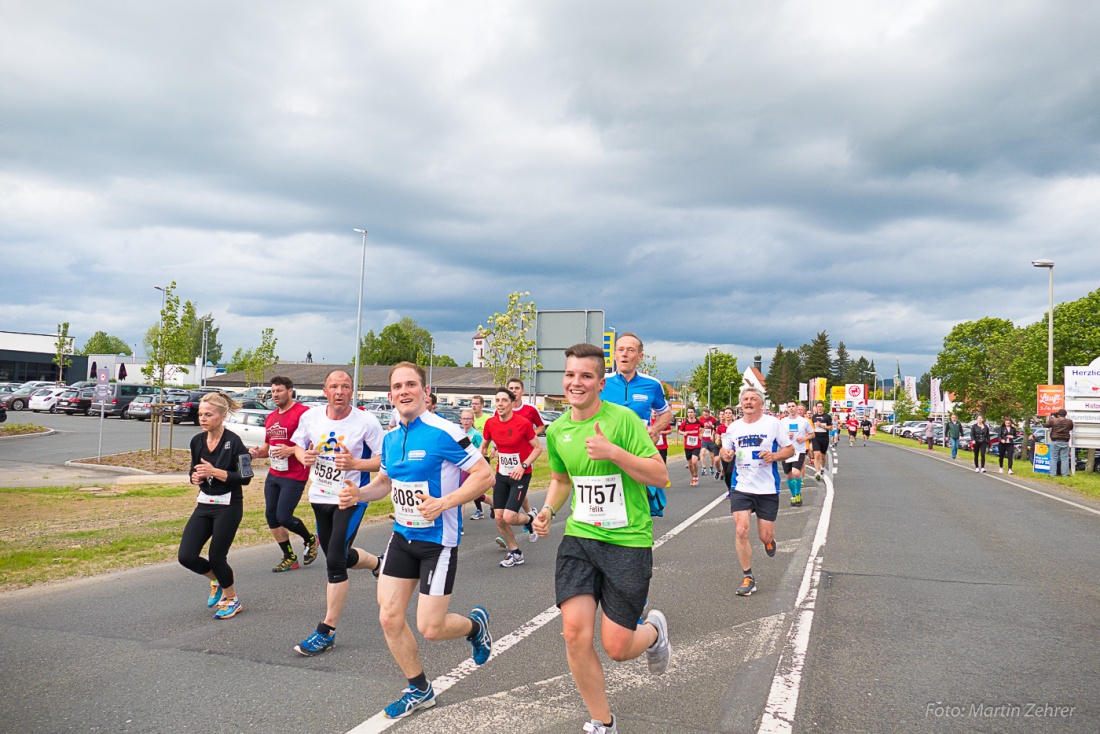 Foto: Martin Zehrer - Nofi-Lauf 2017: Start am Stadtplatz und Ziel beim Siemens... 5,9 Kilometer durch Kemnath und rund herum. Mehr als 8000 Teilnehmer fanden sich in Kemnath zusammen um die S 