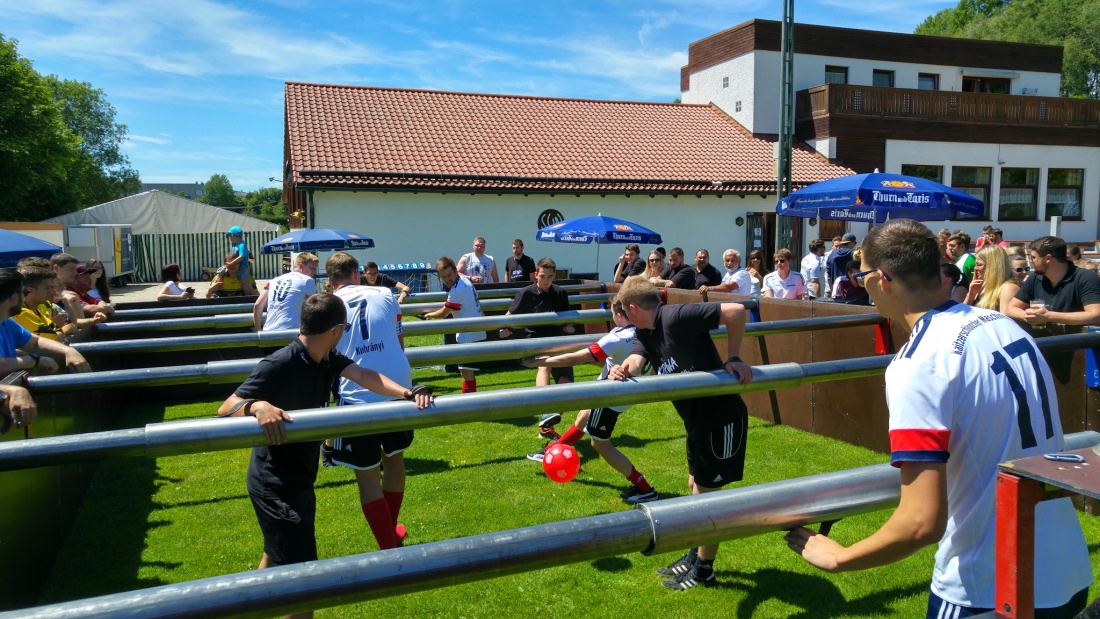 Foto: Martin Zehrer - Lebend-Kicker-Turnier zum Sportfest von Neusorg. Die Spielerinnen, Spieler und Zuschauer waren begeistert dabei!  