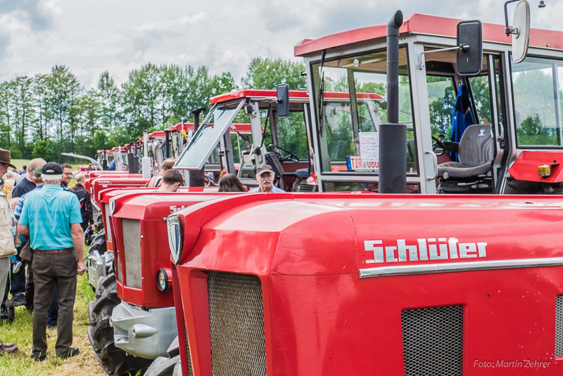 Foto: Martin Zehrer - Schlüter, Schlüter, Schlüter und nochmals Schlüter... in Reih und Glied standen die Schlepper neben der Schustermühle... 