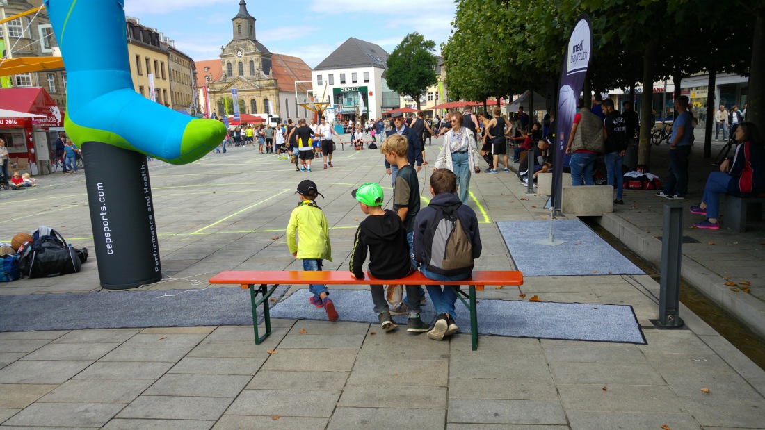 Foto: Martin Zehrer - Samstag, 13. August 2016 - Bayreuther Stadtmeisterschaft in Basketball wird zur Innen-Stadt-Meisterschaft ;-)<br />
<br />
Die jüngsten schauen den großen Basketballern zu... 