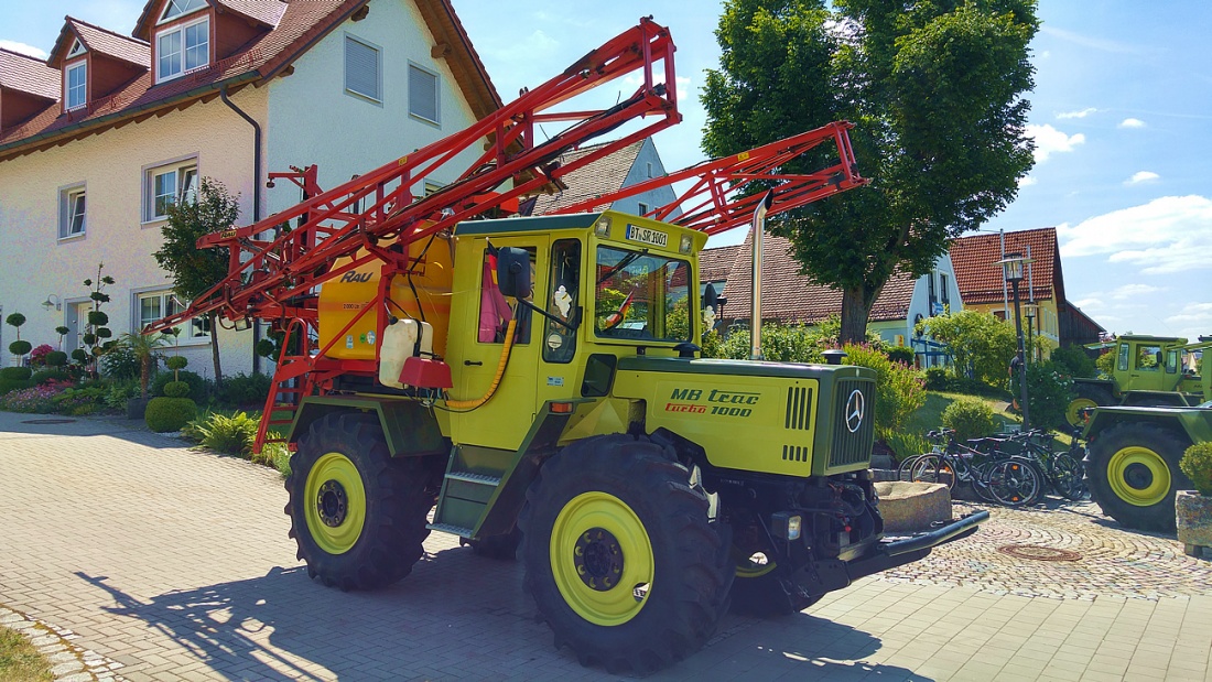 Foto: Martin Zehrer - Mit Spritze... <br />
Püttner-Brauerei-Hoffest in Schlammersdorf mit MB-Trac-Treffen... Ca. 40 Schlepper und viele Menschen waren da und feierten in Schlammersdorf bei schönst 